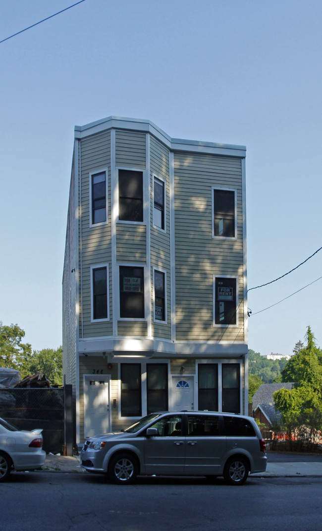 348 Ashburton Ave in Yonkers, NY - Foto de edificio - Building Photo