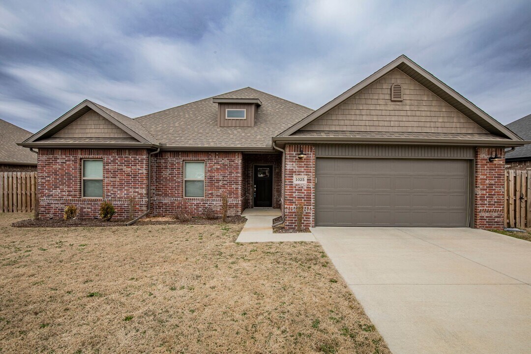 1025 Kimball Ln in Pea Ridge, AR - Building Photo