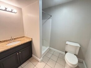 10 Strathmore Rd, Unit #B in Brookline, MA - Foto de edificio - Building Photo