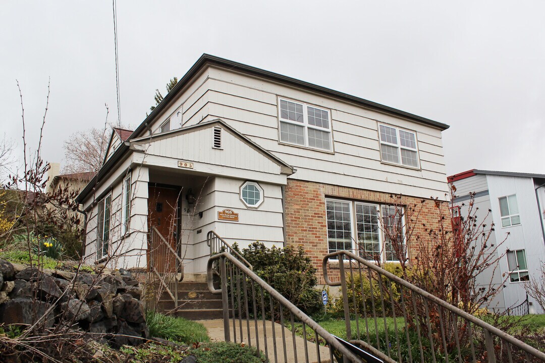 905 NE C St in Pullman, WA - Foto de edificio