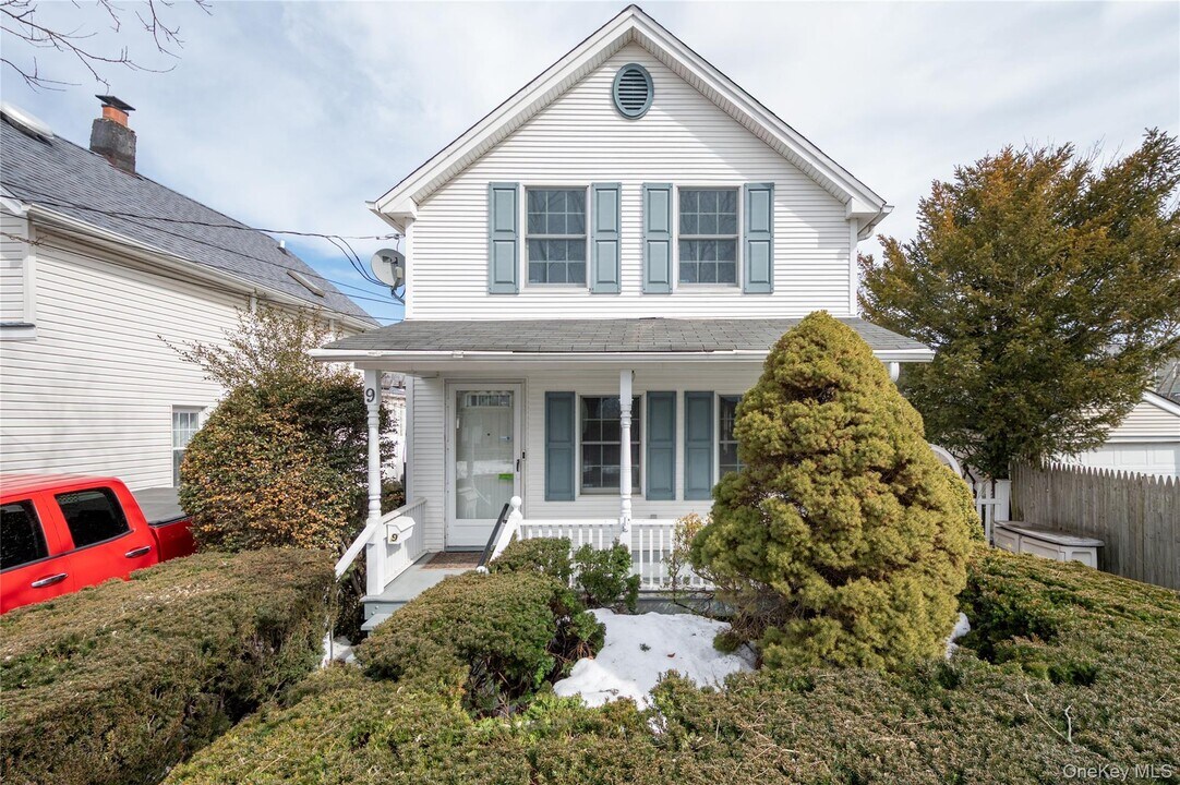 9 Harrison Ave in Hicksville, NY - Building Photo