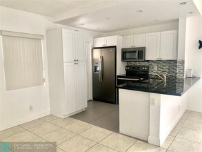 5050 Bayview Dr in Fort Lauderdale, FL - Building Photo - Building Photo