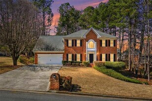 815 Kings Arms Way in Alpharetta, GA - Building Photo