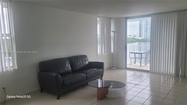 16546 NE 26th Ave in North Miami Beach, FL - Building Photo - Building Photo