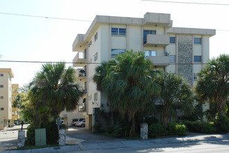 Iberia Plaza Apartments in Miami, FL - Foto de edificio - Building Photo