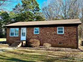 2121 Charlotte Hwy in Mooresville, NC - Building Photo