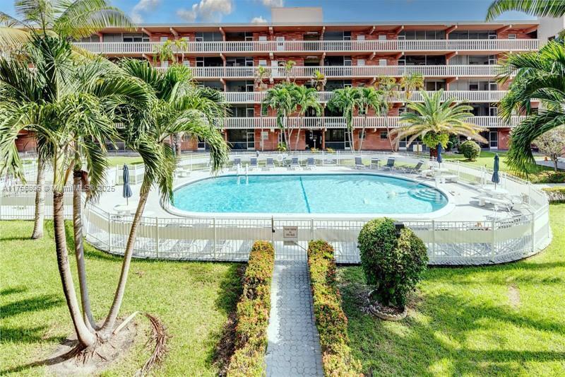 180 NE 12th Ave in Hallandale Beach, FL - Building Photo