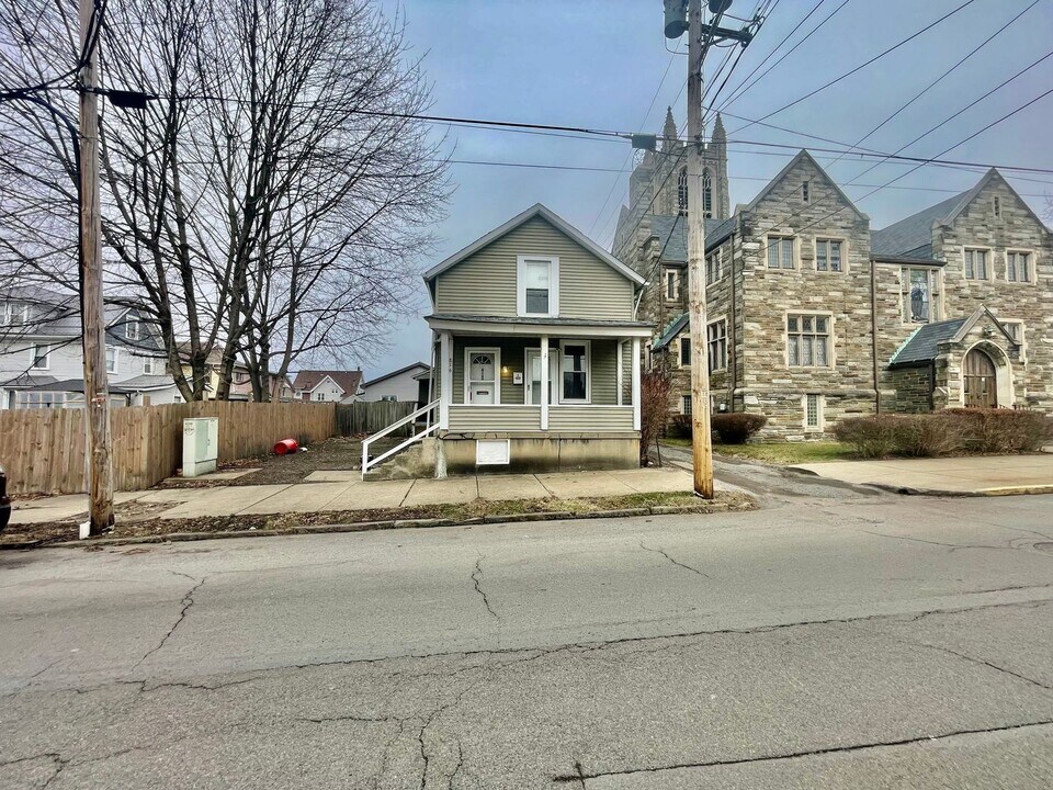816 11th St-Unit -A in Beaver Falls, PA - Building Photo