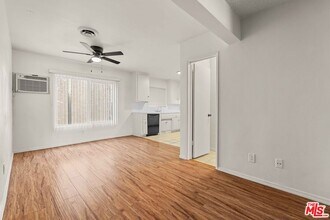 15540 Moorpark St in Los Angeles, CA - Foto de edificio - Building Photo