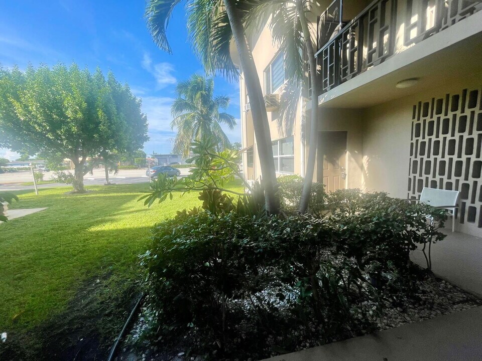 1480 E Sample Rd in Pompano Beach, FL - Building Photo