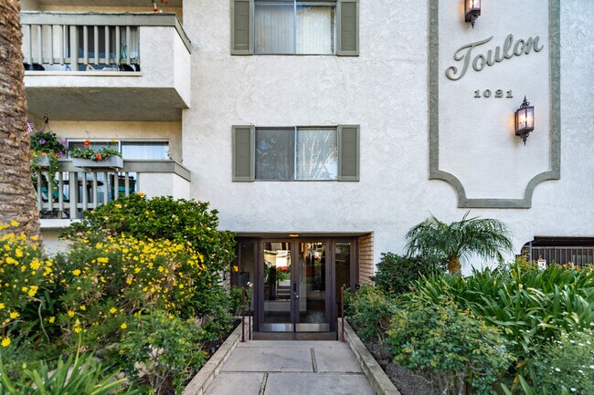 Toulon in Santa Monica, CA - Foto de edificio - Building Photo
