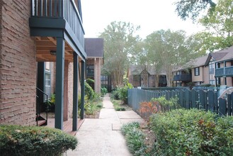 8299 Kingsbrook Rd in Houston, TX - Building Photo - Building Photo