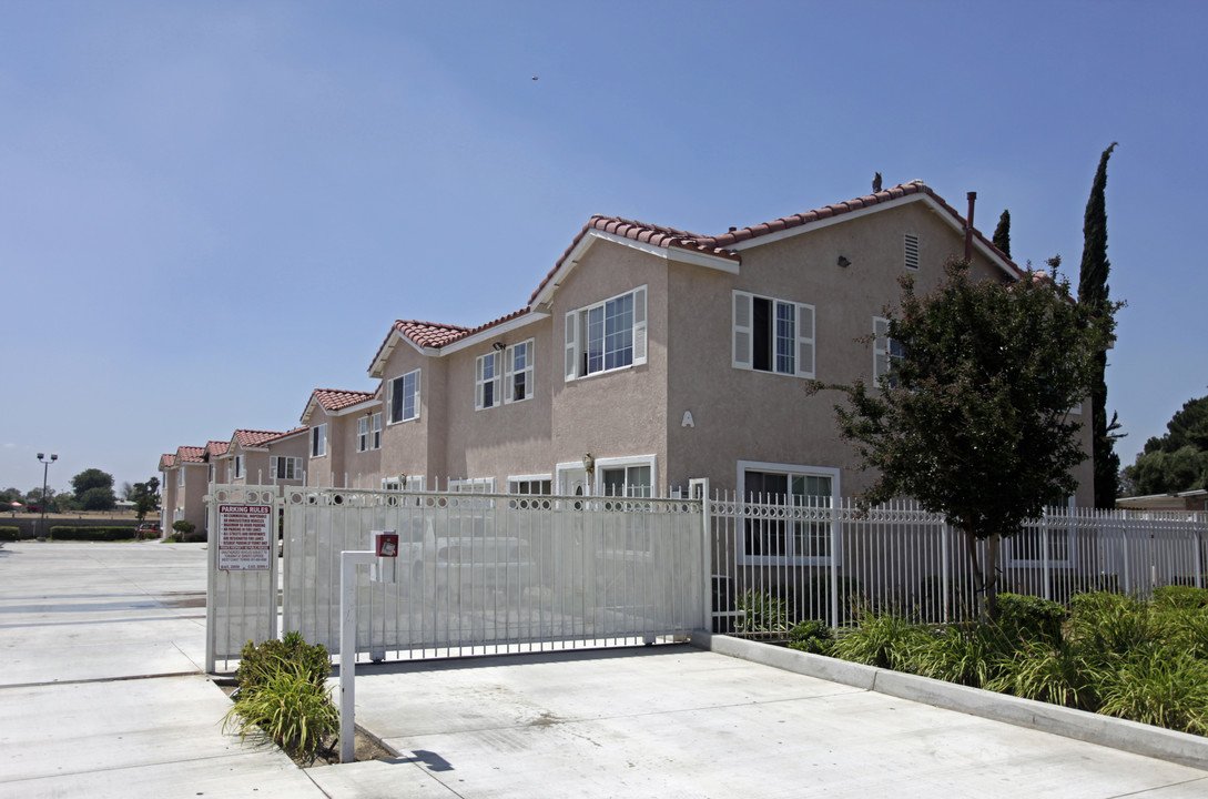 Oasis Gardens in Rialto, CA - Building Photo