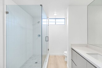 Spacious La Grange apartments in Los Angeles, CA - Building Photo - Interior Photo