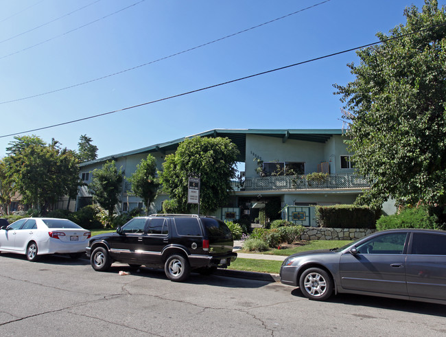 18552 Clark St in Tarzana, CA - Foto de edificio - Building Photo