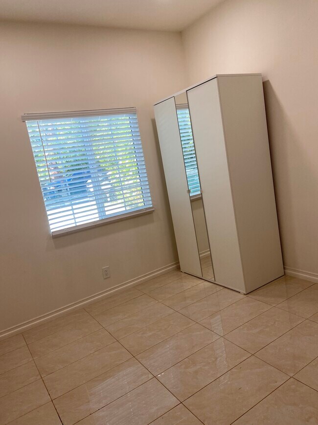 21322 Providencia St in Woodland Hills, CA - Building Photo - Building Photo