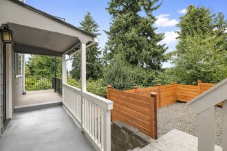 12334 Sand Point Way NE in Seattle, WA - Foto de edificio - Building Photo