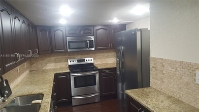 3860 NE 170th St in North Miami Beach, FL - Foto de edificio - Building Photo