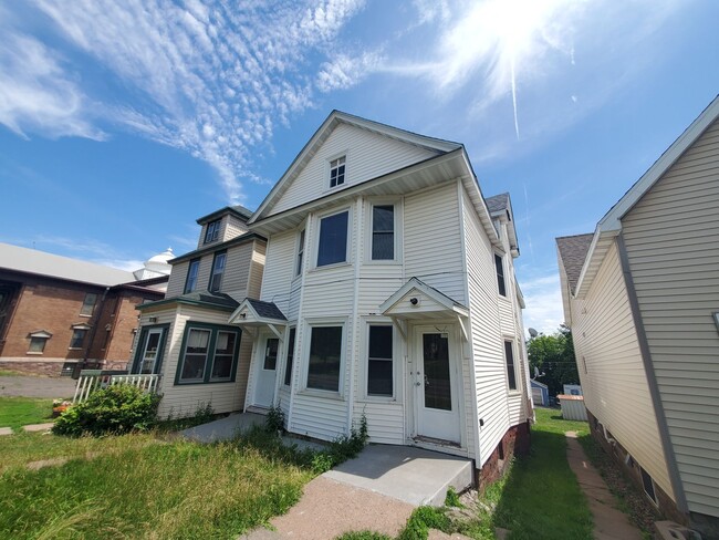 2214 W 3rd St in Duluth, MN - Building Photo - Building Photo