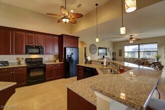 3525 Surfside Blvd in Cape Coral, FL - Foto de edificio - Building Photo