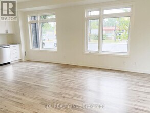 370 A-370A Red Maple Rd in Richmond Hill, ON - Building Photo - Building Photo