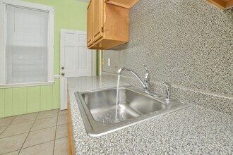 13 Wyoming St, Unit 1 in Boston, MA - Foto de edificio - Building Photo
