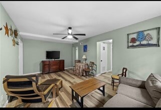 19406 Van Aken Blvd, Unit 1B in Shaker Heights, OH - Foto de edificio - Building Photo