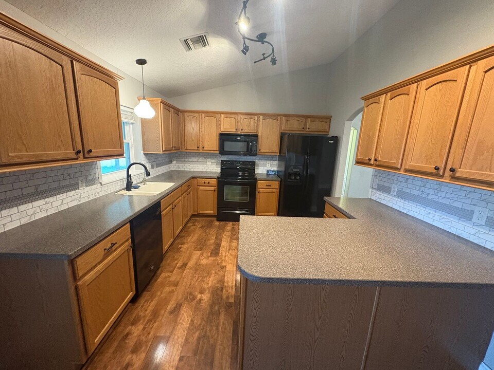 35909 Joewood Ave in Leesburg, FL - Building Photo