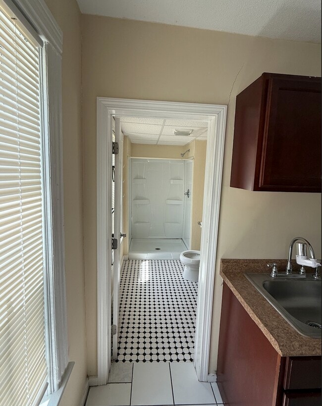 92 West St, Unit 1 in Worcester, MA - Foto de edificio - Building Photo