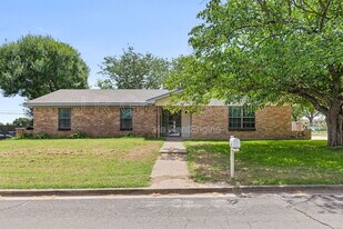 429 Lindenwood Ln W in Hewitt, TX - Building Photo