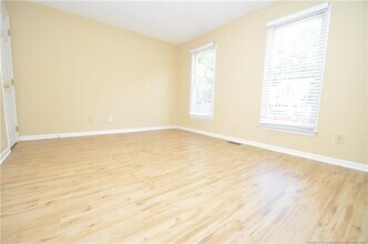 1004 Oak Lake Ct in Raleigh, NC - Building Photo - Building Photo