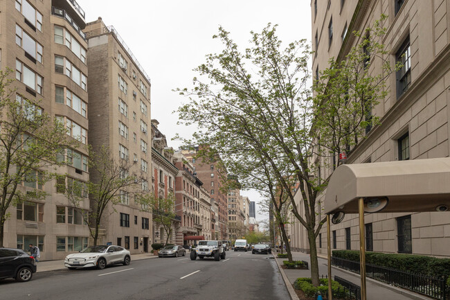 3 E 66th St in New York, NY - Foto de edificio - Building Photo