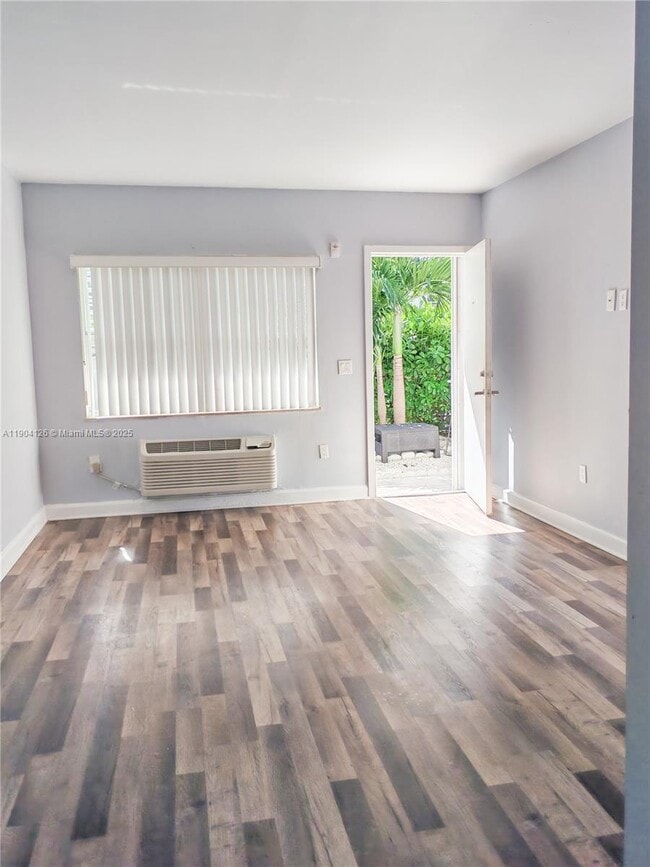 8000 NE Bayshore Ct in Miami, FL - Building Photo - Building Photo