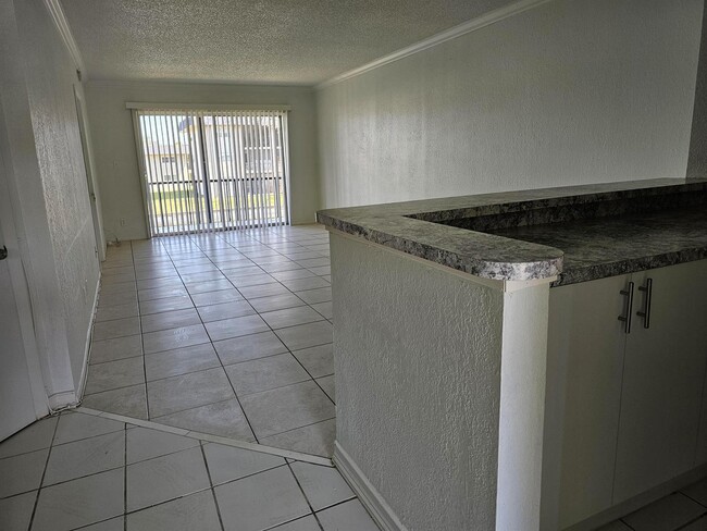 8025 Colony Cir S, Unit 209 in Tamarac, FL - Foto de edificio - Building Photo