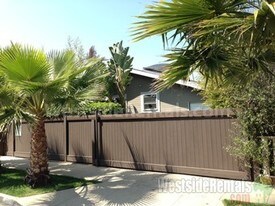 649 Santa Clara Ave, Unit 649 1/2 in Venice, CA - Building Photo