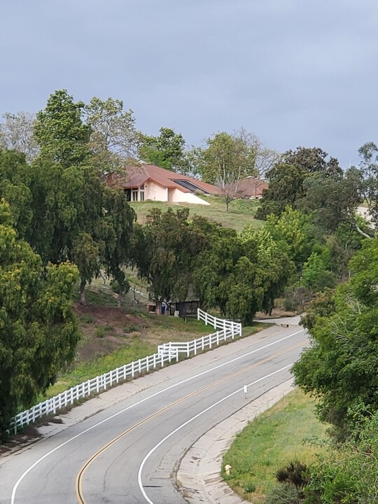 10855 Presilla Rd in Santa Rosa Valley, CA - Foto de edificio