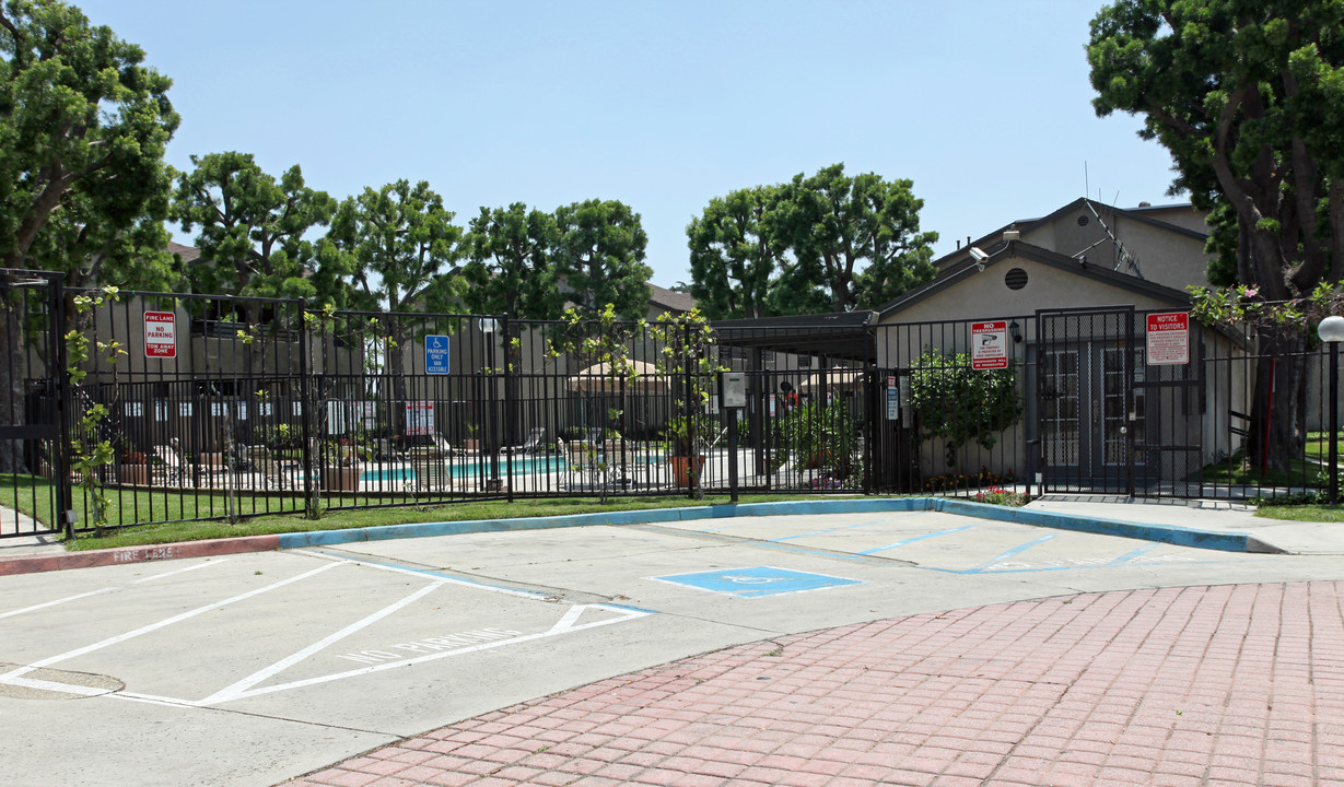 Mission Oaks Apartments in Ontario, CA - Building Photo