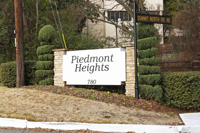 Piedmont Heights Condominiums in Atlanta, GA - Foto de edificio - Building Photo