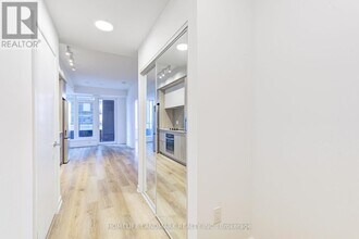 395 Square One Dr in Mississauga, ON - Building Photo - Building Photo