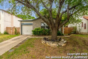 2435 Westgard Pass in San Antonio, TX - Foto de edificio
