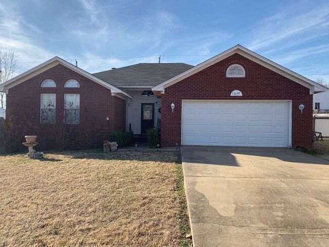 property at 1019 N Daisy St