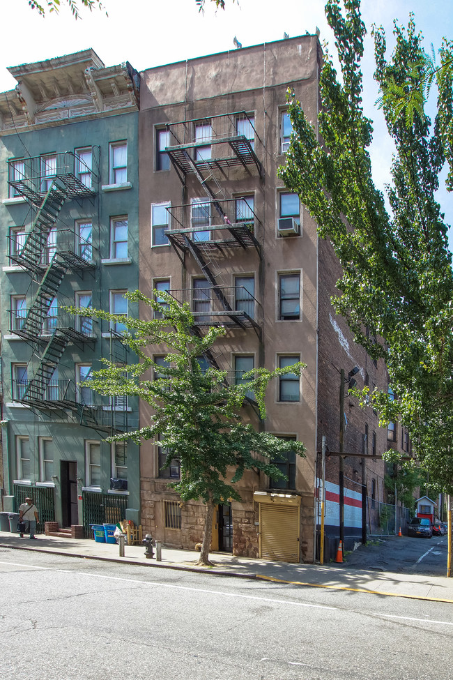 454 W 36th St in New York, NY - Building Photo - Building Photo