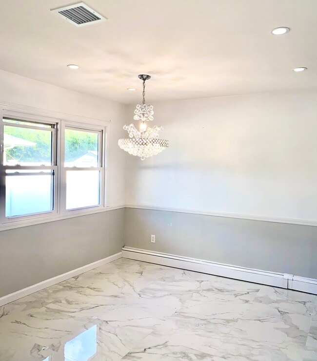 418 S Marginal Rd in Jericho, NY - Building Photo - Building Photo