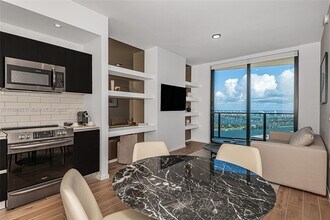 398 NE 5th St, Unit 4211 in Miami, FL - Foto de edificio - Building Photo