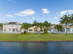 5266 Oakmont Village Cir in Greenacres, FL - Building Photo - Building Photo