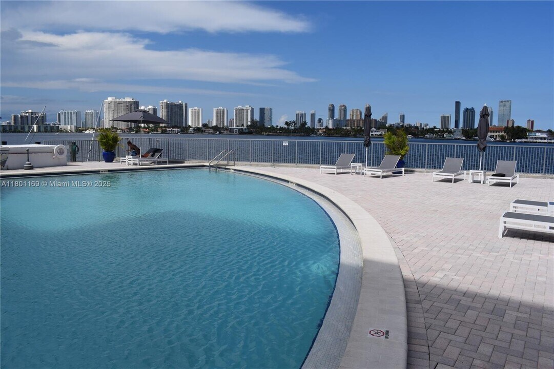 16565 NE 26th Ave in North Miami Beach, FL - Building Photo
