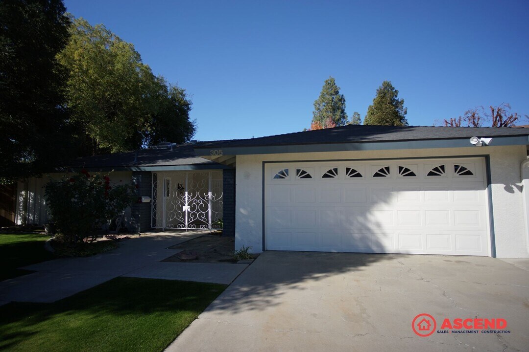 305 Carr St in Bakersfield, CA - Building Photo