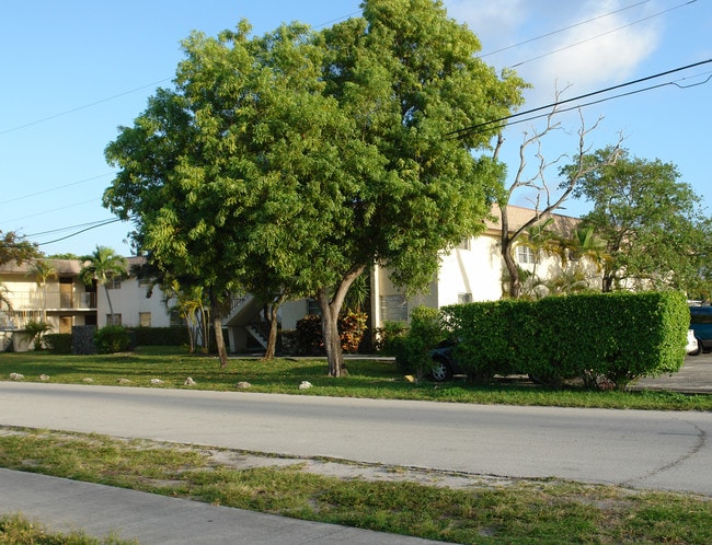 5911 SW 41 ST in Davie, FL - Foto de edificio - Building Photo