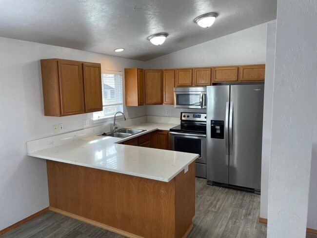 2010 Del Rio Ave SE in Albany, OR - Building Photo - Building Photo