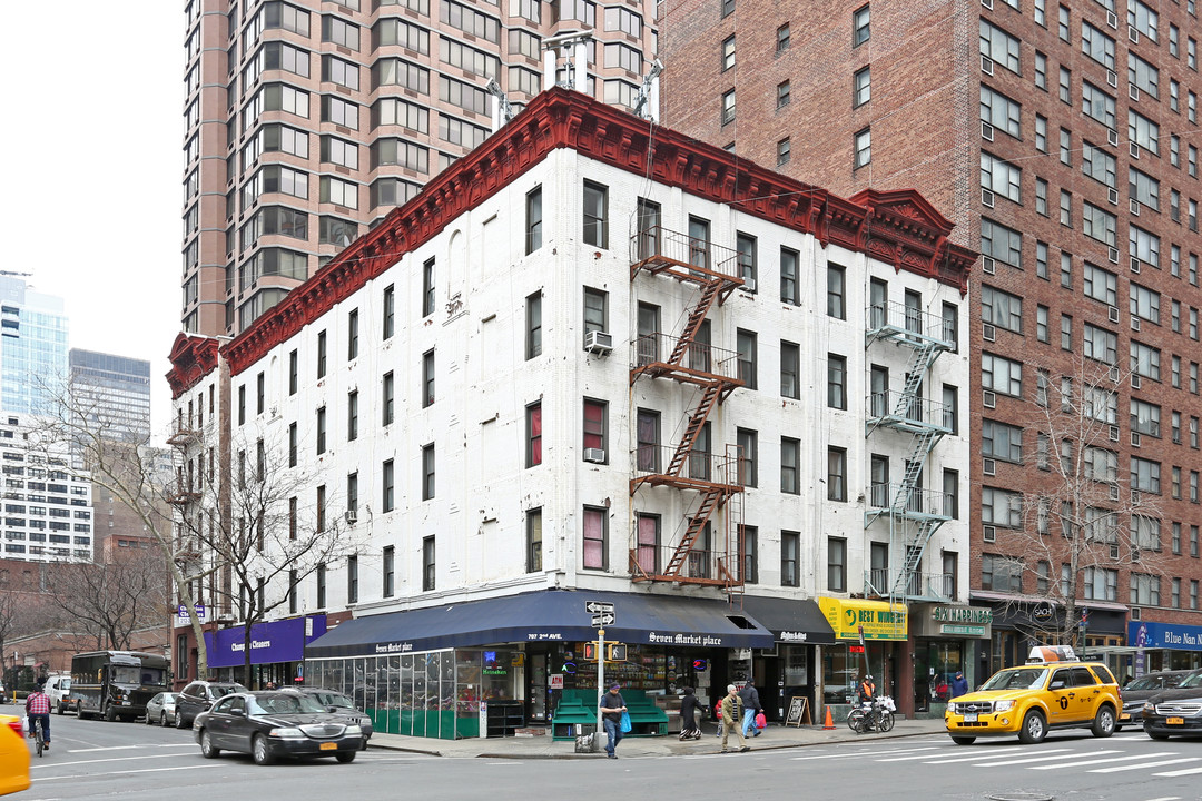 243 E 38th St in New York, NY - Building Photo